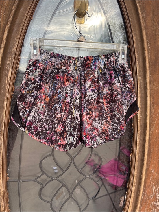 lululemon athletica Pants - Lululemon Hotty hot vitalize abstract shorts! Size 4